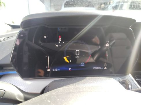Used 2025 Chevrolet Trax LT w/ LT Convenience Package FWD image 2