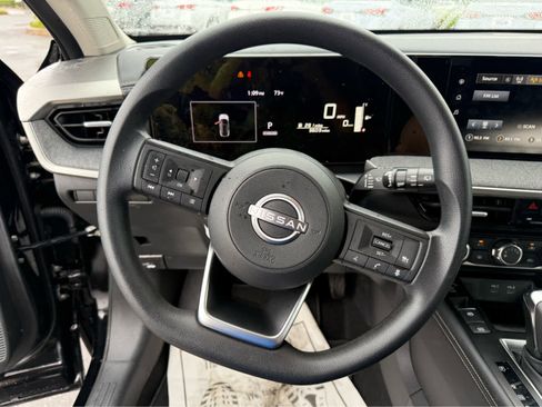 Used 2025 Nissan Kicks SV image 6