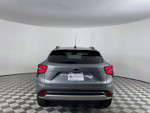 Used 2025 Chevrolet Trax LT FWD image 6
