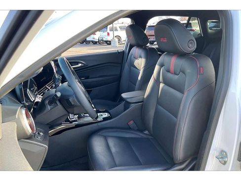 Used 2025 Chevrolet Trax RS w/ Sunroof Package image 27