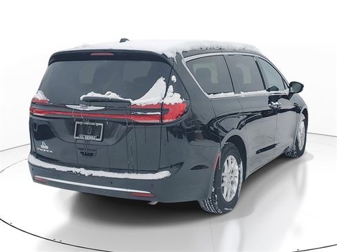 New 2026 Chrysler Pacifica Select image 4