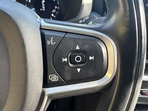 Used 2019 Volvo XC60 T5 Momentum w/ Multimedia Package image 23