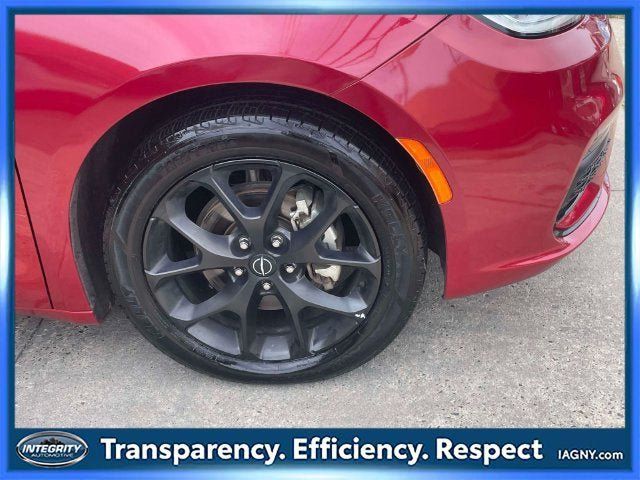 Used 2025 Chrysler Pacifica Limited FWD image 9