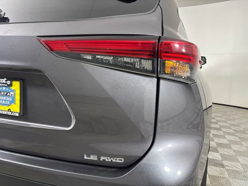 Used 2022 Toyota Highlander LE AWD/4WD image 32