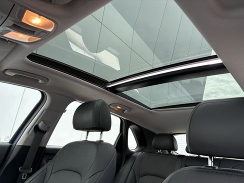 Used 2020 Hyundai Elantra GT w/ Style Package 02 FWD image 12