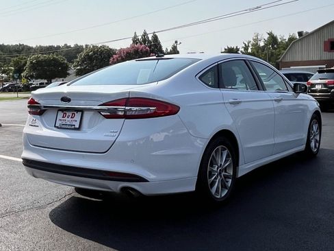 Used 2017 Ford Fusion SE w/ Fusion SE Technology Package FWD image 3