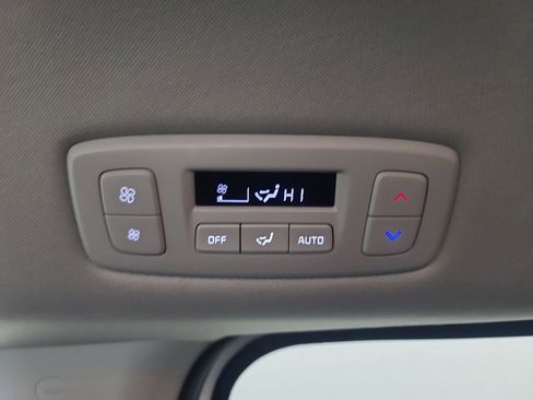 Used 2025 Kia Carnival FWD image 21