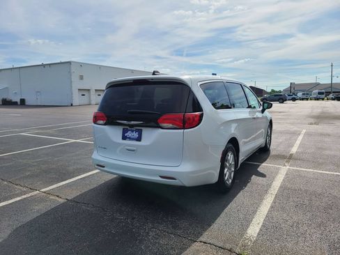 Used 2023 Chrysler Voyager LX FWD image 7