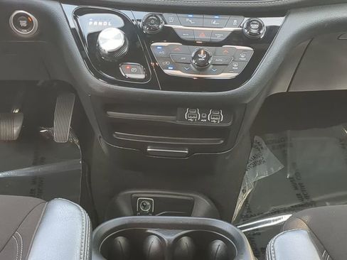 Used 2024 Chrysler Pacifica Touring image 19