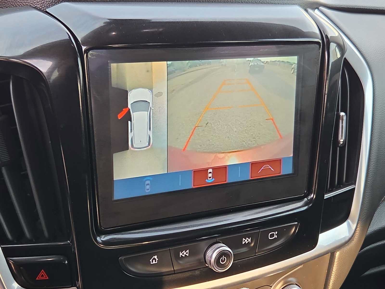 Used 2018 Chevrolet Traverse LT FWD image 25
