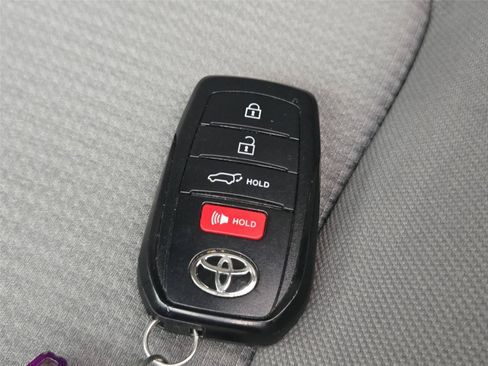 Used 2024 Toyota Highlander LE AWD/4WD image 30