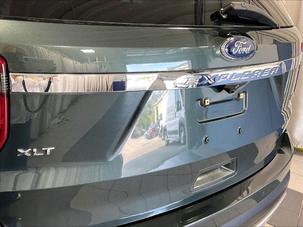 Used 2016 Ford Explorer XLT w/ Equipment Group 202A AWD/4WD image 30