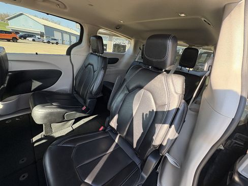 Used 2023 Chrysler Pacifica Touring-L FWD image 19