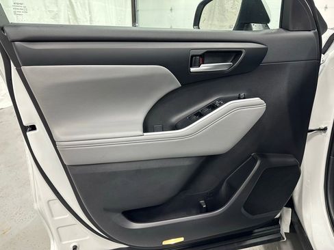 Used 2025 Toyota Highlander XLE image 8