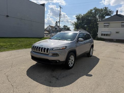 Used 2018 Jeep Cherokee Latitude Plus w/ Cold Weather Group AWD/4WD image 3