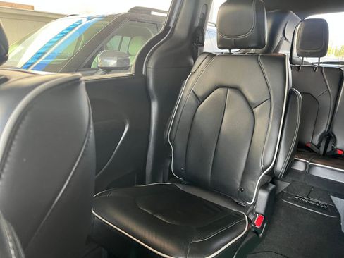 Used 2025 Chrysler Pacifica Limited image 45