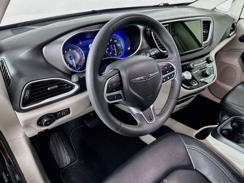 Used 2024 Chrysler Pacifica Touring-L FWD image 23