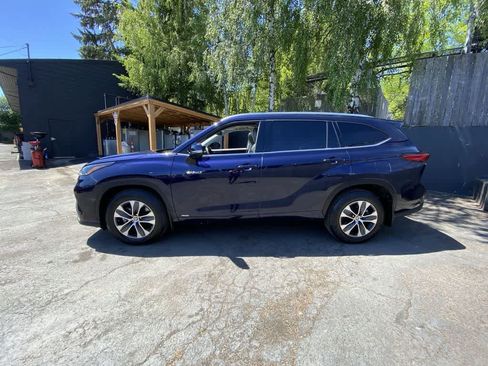Used 2021 Toyota Highlander XLE AWD/4WD image 3