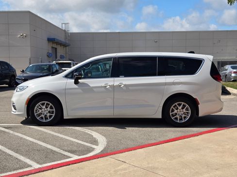 Used 2025 Chrysler Pacifica Select FWD image 7