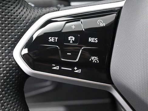 Used 2023 Volkswagen Tiguan SE R-Line image 17