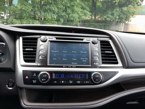 Used 2017 Toyota Highlander XLE AWD/4WD image 27
