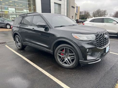 Used 2025 Ford Explorer ST image 3