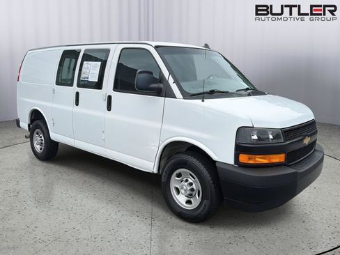 Used 2022 Chevrolet Express 2500 w/ Driver Convenience Package RWD image 8