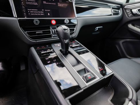 Certified 2025 Porsche Macan image 20