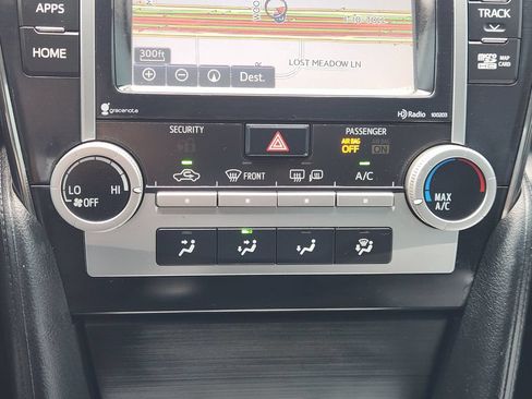 Used 2014 Toyota Camry SE w/ Moonroof Package FWD image 18