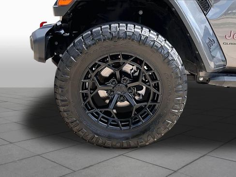 Used 2025 Jeep Gladiator Rubicon w/ Convenience Group AWD/4WD image 8