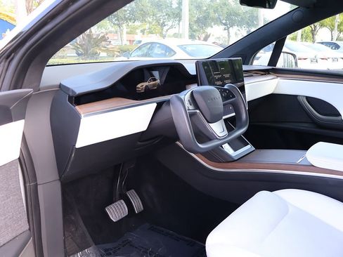 Used 2022 Tesla Model X image 27