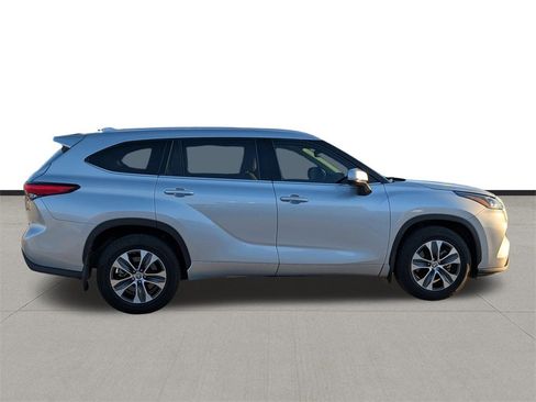 Used 2021 Toyota Highlander XLE image 4