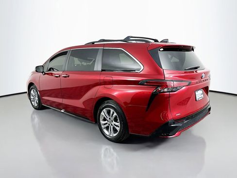Certified 2023 Toyota Sienna XSE image 5