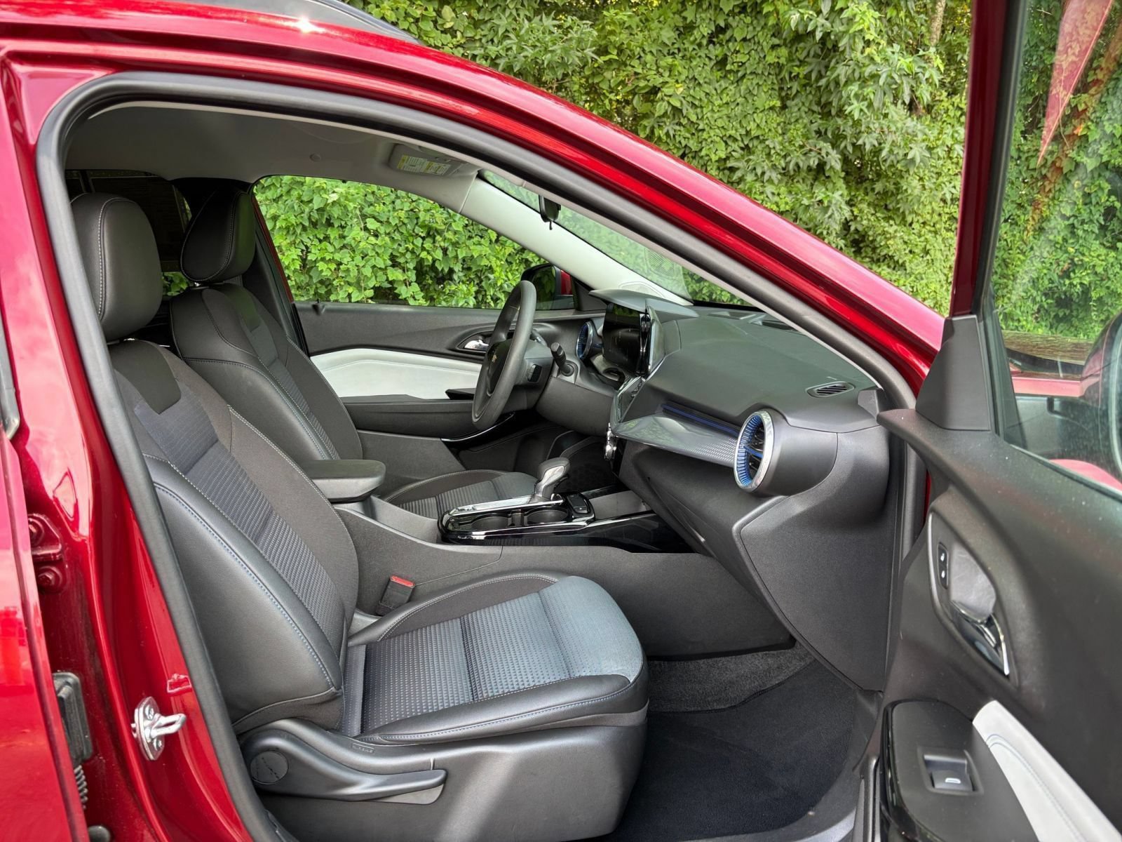 Used 2025 Chevrolet Trax LT FWD image 38