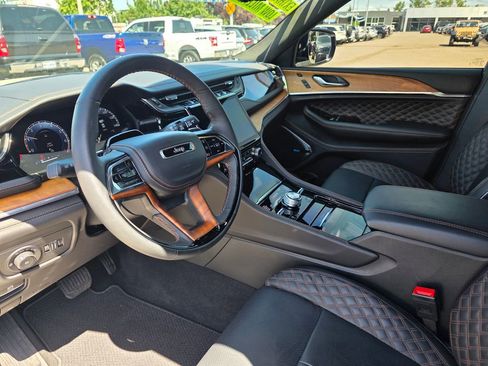 Used 2025 Jeep Grand Cherokee L Summit AWD/4WD image 9