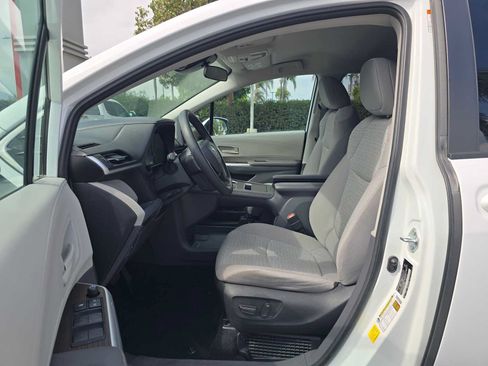 Used 2023 Toyota Sienna LE FWD image 23