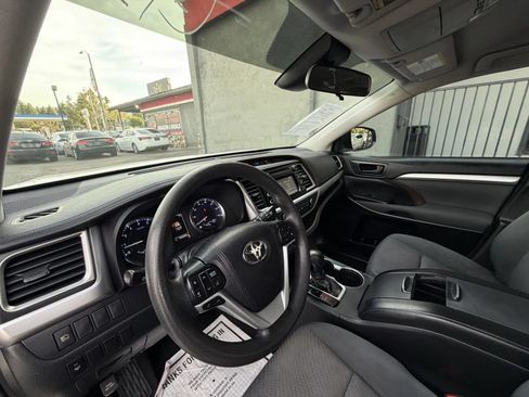 Used 2018 Toyota Highlander LE FWD image 9