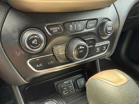 Used 2017 Jeep Cherokee Latitude AWD/4WD image 23