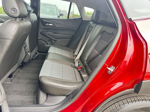 Used 2025 Chevrolet Trax LT w/ LT Convenience Package image 37