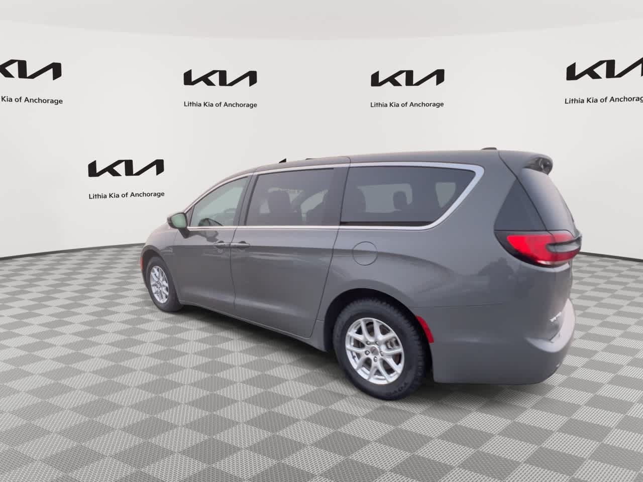 Used 2023 Chrysler Pacifica Touring-L FWD image 6