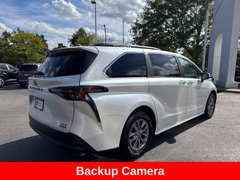 Certified 2023 Toyota Sienna XLE FWD image 8