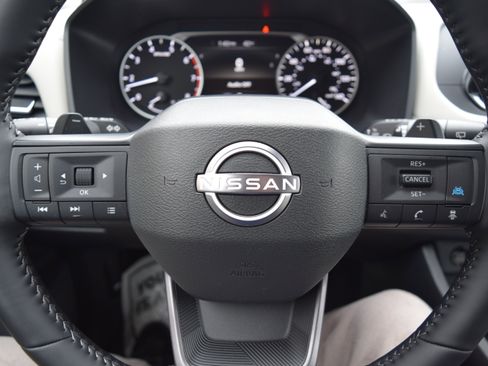 Used 2025 Nissan Rogue SV image 12