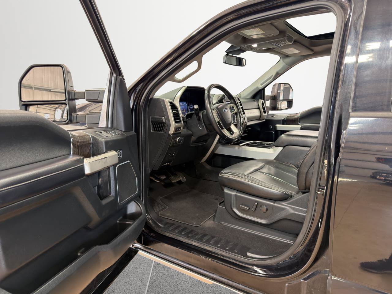 Used 2021 Ford F350 Lariat w/ Lariat Ultimate Package AWD/4WD image 16