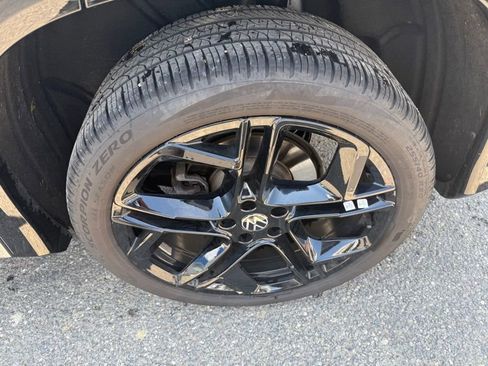 Used 2025 Volkswagen Tiguan SE R-Line image 14