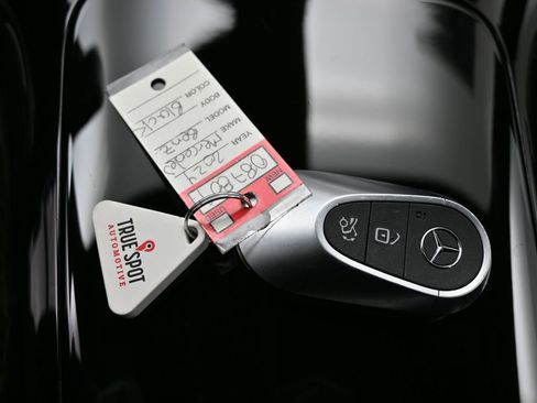 Used 2024 Mercedes-Benz GLC 300 4MATIC image 32