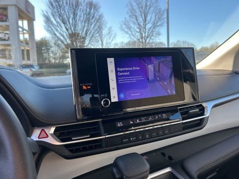 Used 2025 Toyota Sienna LE image 24