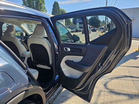 Used 2021 Volvo XC40 T5 Momentum w/ Premium Package AWD/4WD image 13