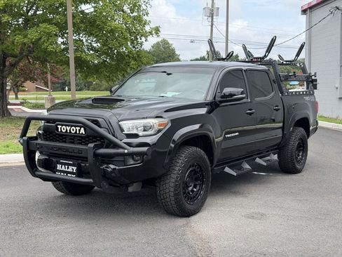 Used 2017 Toyota Tacoma TRD Sport w/ Tow Package (A/T) AWD/4WD image 23