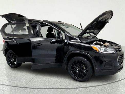 Used 2022 Chevrolet Trax LT w/ Midnight Edition AWD/4WD image 14