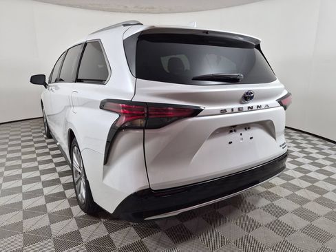 Used 2024 Toyota Sienna Platinum FWD image 5